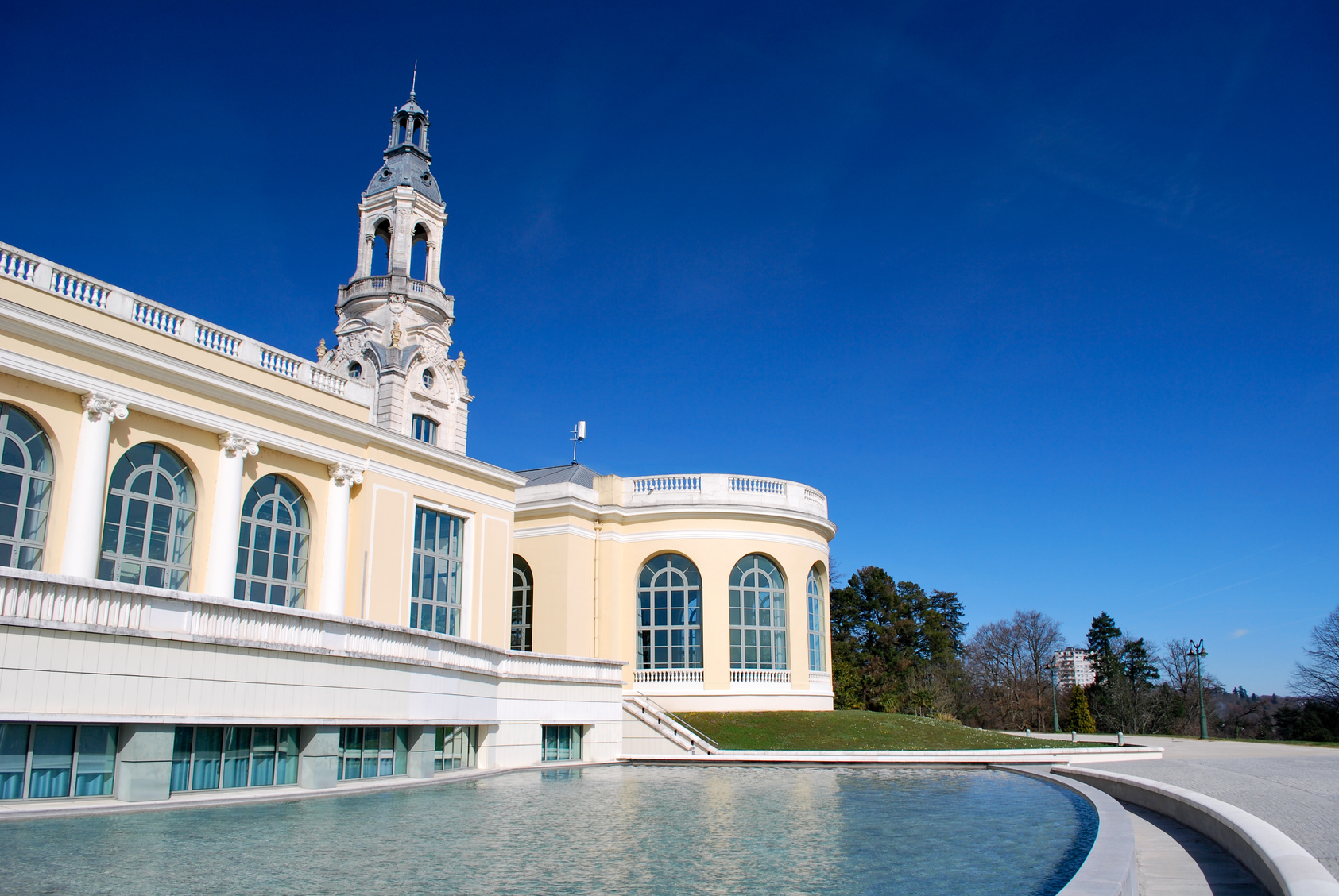 Ciel bleu et Palais Beaumont